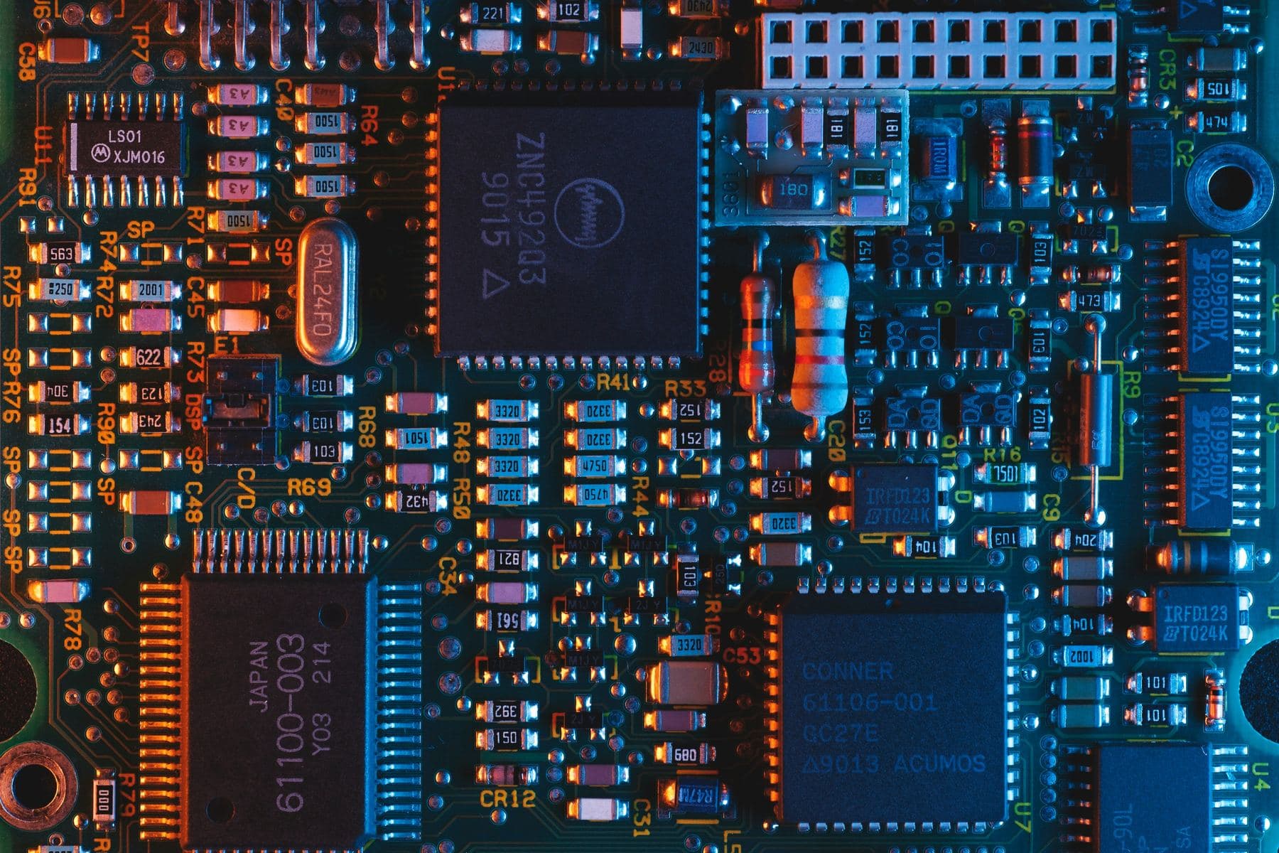 Circuito eletrônico em detalhe, representando a tecnologia por trás da automação PRAX IT
